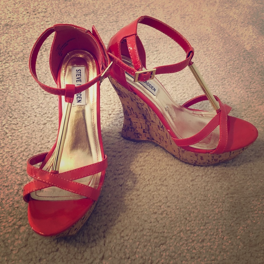 Steve Madden coral patent leather wedges